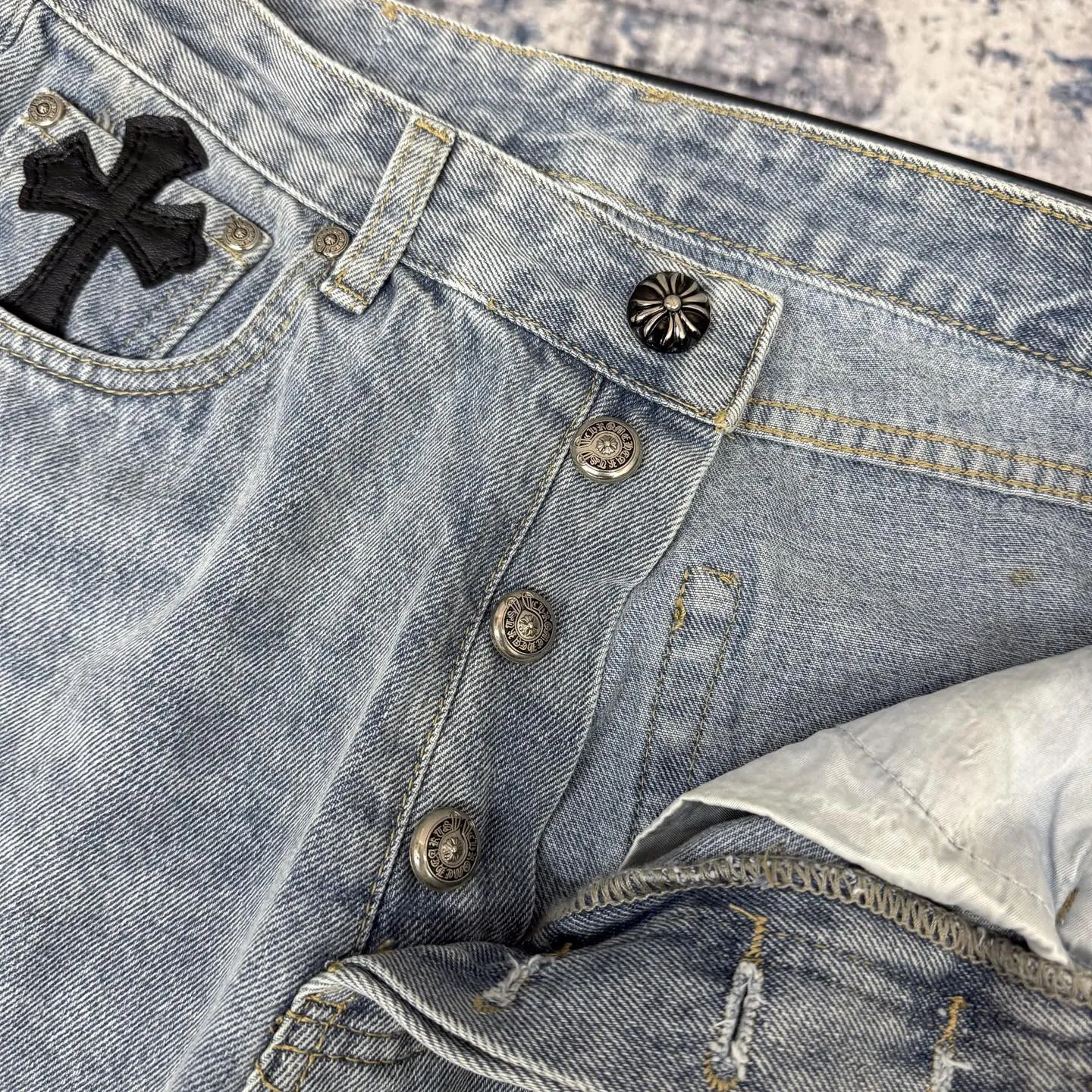 P280 Chrome Heart ｜Chrome Heart CH Heavy Industry Horsehair Spliced Flared Leather Jeans- 7*7 tannin 13.5 ammonia blue cow fabric, spliced with different colors of distressed denim, complete set of denim washing processes such as stone grinding, desizing, malaysian, hand rubbing, hanging grinding, fermentation washing, full spray, cat suede, etc. The genuine leather cross is made of natural horse hair and first-layer sheepskin. Because of the natural color of horse hair, different parts of the fur have different shades, and each pair is different, which is different from the imitation leather on the market. Each pair is the same; because the trousers are custom-made cross genuine leather trousers, they need to be disassembled many times, which is troublesome to sew and the shipment is very slow. Color: Spliced blue Size: 28 30 32 34 36